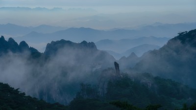 安徽黄山风景区飞来石水墨风山川云海