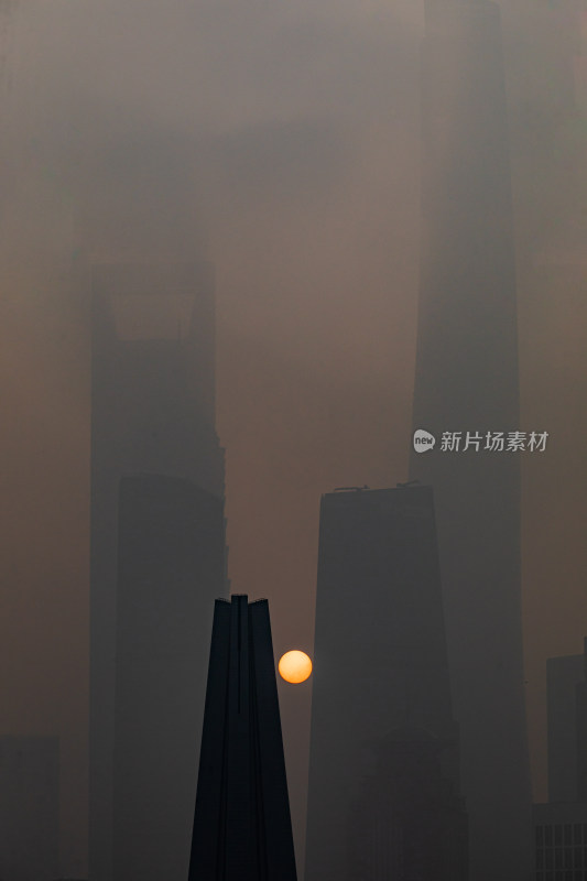 上海外滩外白渡桥陆家嘴城市雾色日出