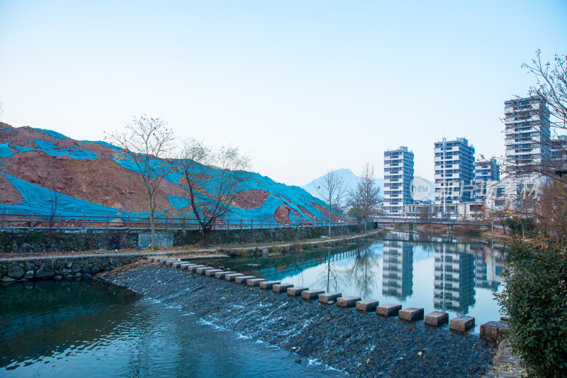 水边有高楼的城镇风景