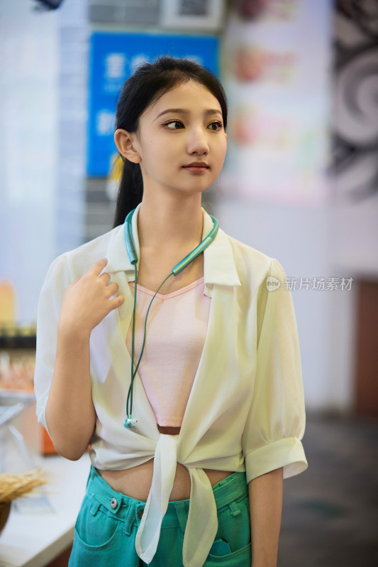 假日悠闲逛商场的中国少女