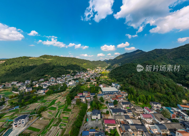 航拍蓝天白云下的青山河流稻田乡村风光