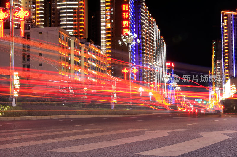 夜幕之下的城市霓虹