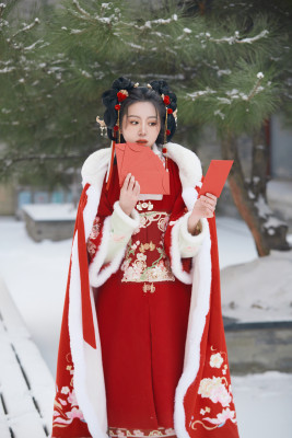 雪天户外身穿中式红色汉服的亚洲少女