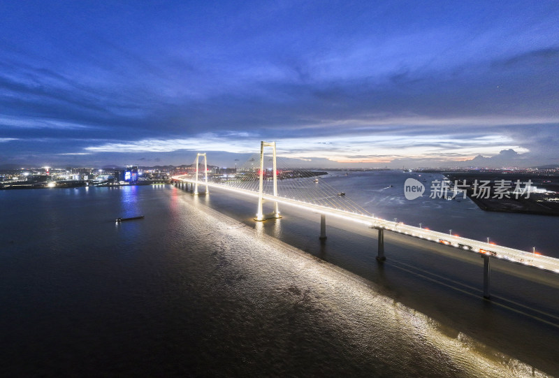 跨越海湾的深中通道夜景