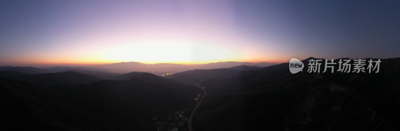 山间日出全景，壮丽的晨曦笼罩群山