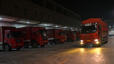 生鲜物流基地车辆运输夜晚航拍