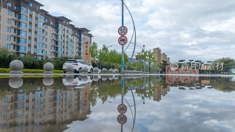 雨后城市公园水中倒影唯美对称背景