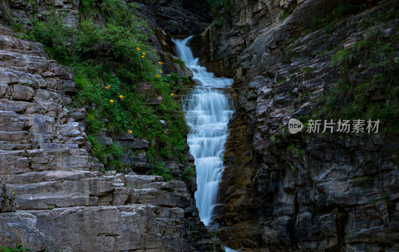 山间溪流瀑布自然风景