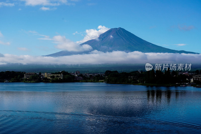 日本山梨县富士山河口湖夏天宁静的湖光山色