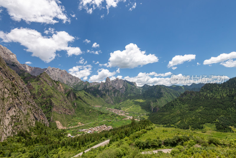 蓝天白云山峰