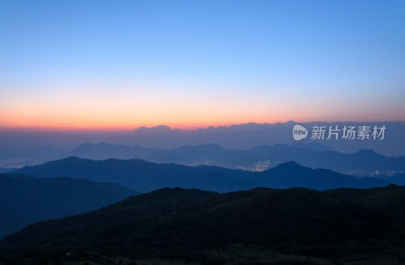 香港大帽山郊野公园山顶日出与连绵山脉晨雾