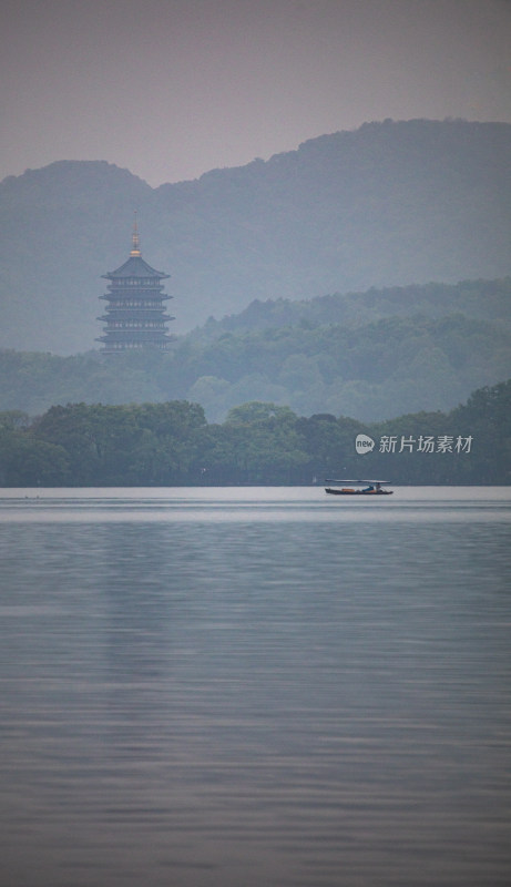 雾色中的西湖山水雷峰塔景观