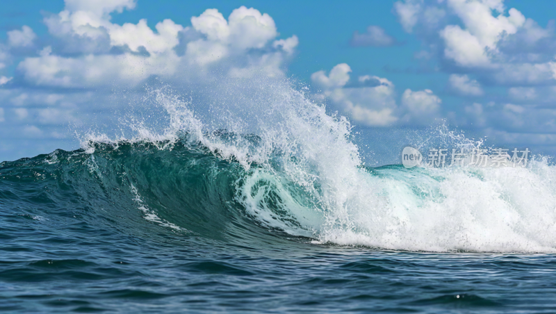 蓝天下海浪拍打海面景象/海景/波涛汹涌