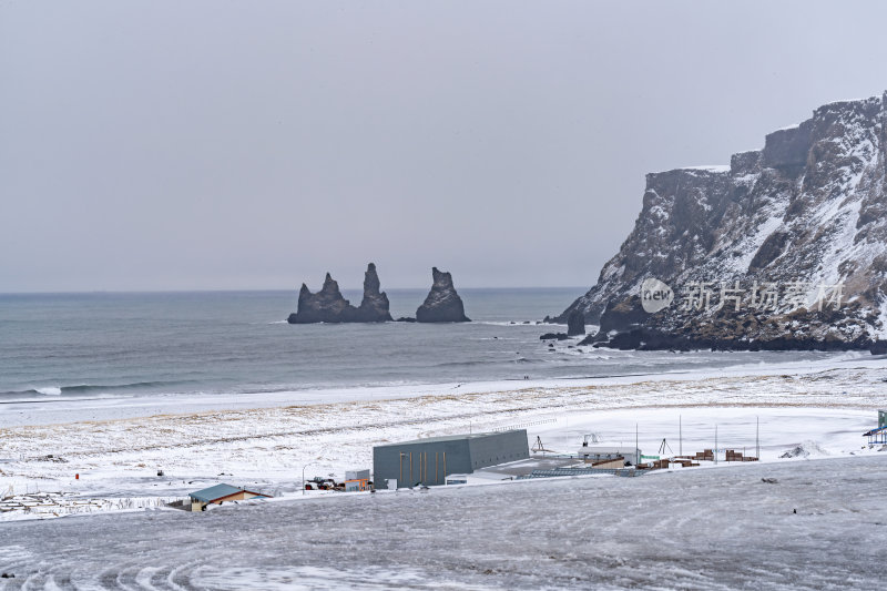 冰岛北极圈维克小镇黑沙滩海边孤独玄武岩石