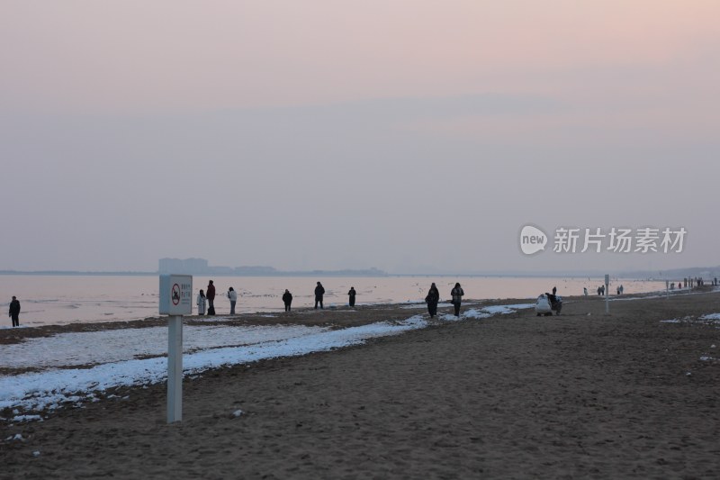 冬日沙滩人群休闲景象