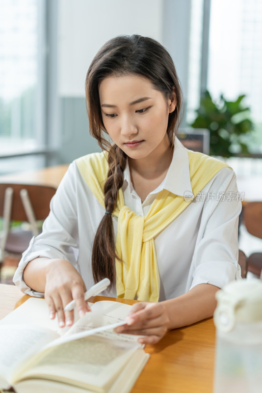 年轻女子在读书