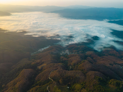 航拍山峦云海