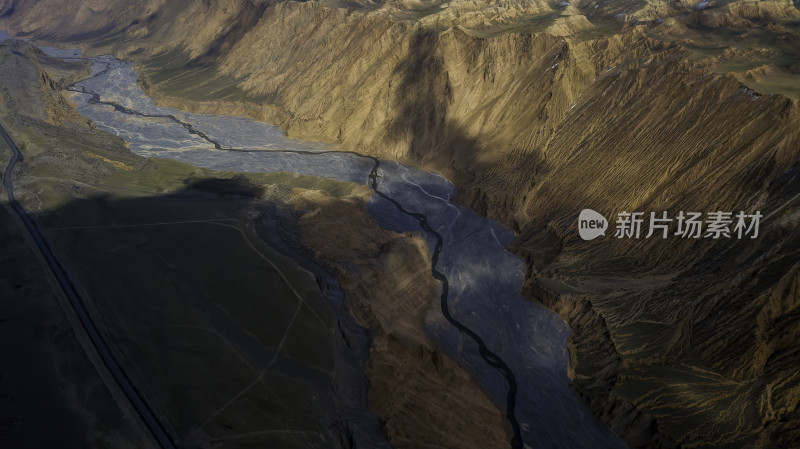 航拍壮丽山河中蜿蜒曲折的河流