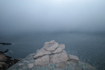 雾气笼罩的海面及岸边景象