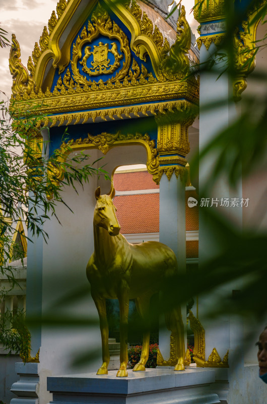 中国洛阳市白马寺，泰国佛殿苑的金马塑像