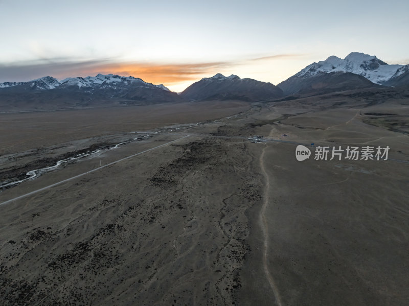 西藏那曲念青唐古拉山青藏公路高空航拍