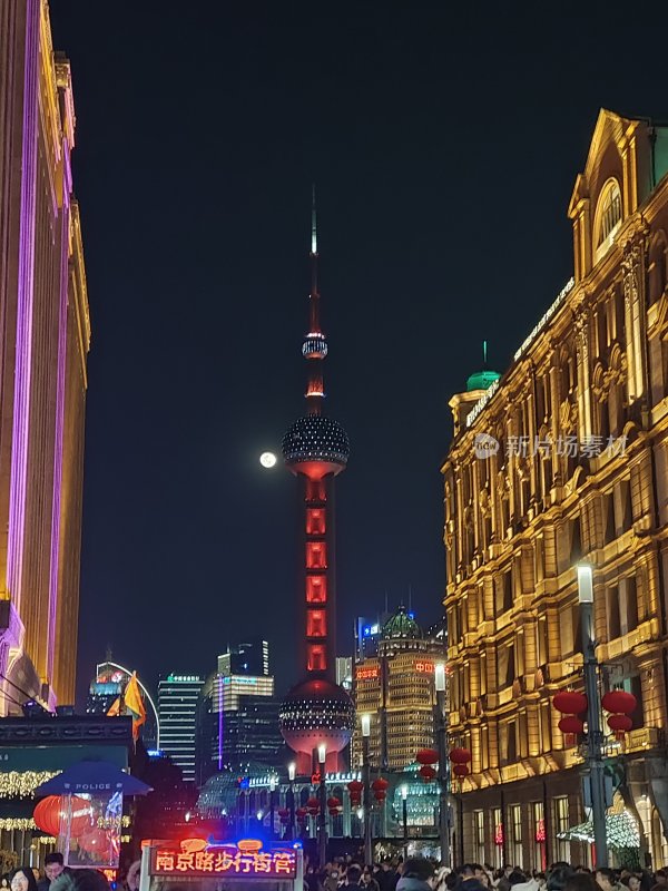 上海南京路步行街夜景东方明珠