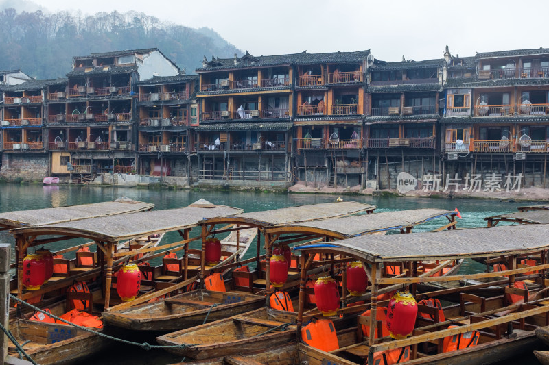 湖南湘西烟雨中的凤凰古城