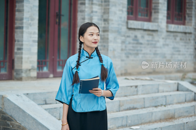 在古城身穿民国学生服饰的女大学生