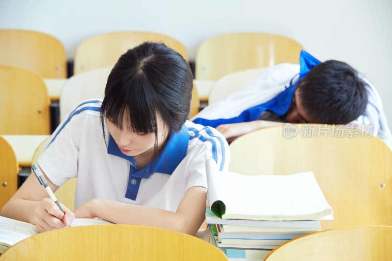 教室里努力看书学习备战高考的高中生