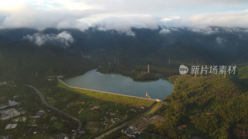 航拍广东省东莞市清溪湖水库周边山峰云雾