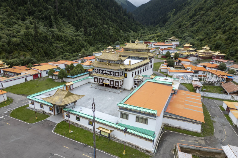 四川省阿坝州红原县康玛尔寺航拍全景