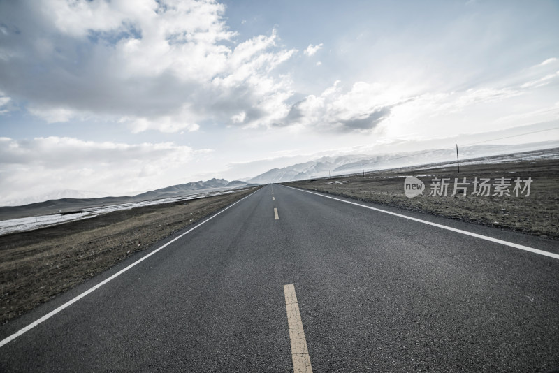 雪山旁的公路风景