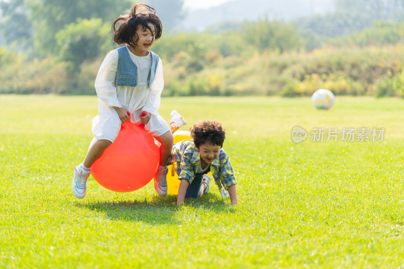 两个小孩在草地上做游戏