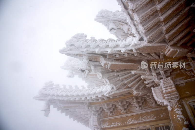 古建筑房檐大雪冰冻