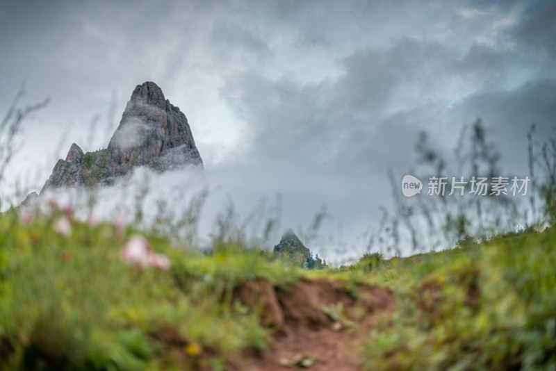 蓝天白云山峰