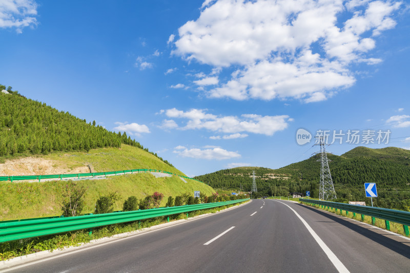 公路蓝天白云风景