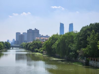 河畔城市建筑与绿树景观