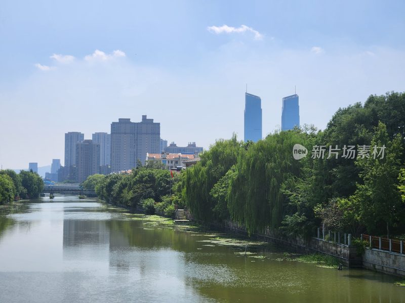 河畔城市建筑与绿树景观