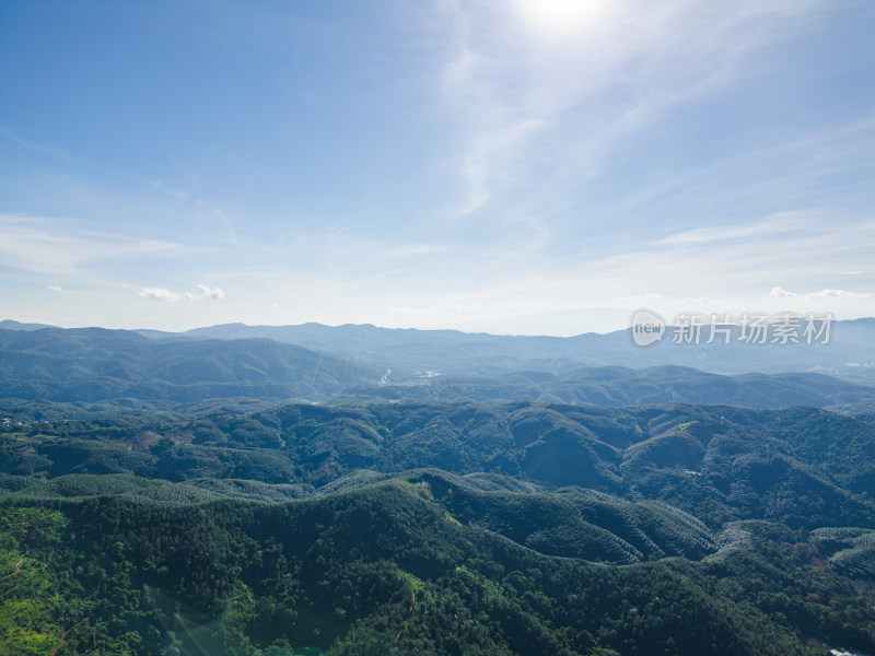 航拍蓝天白云下广阔无垠绿意盎然的山地景观