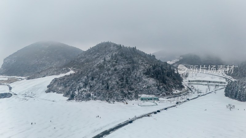 重庆酉阳：大雪纷飞赏雪忙