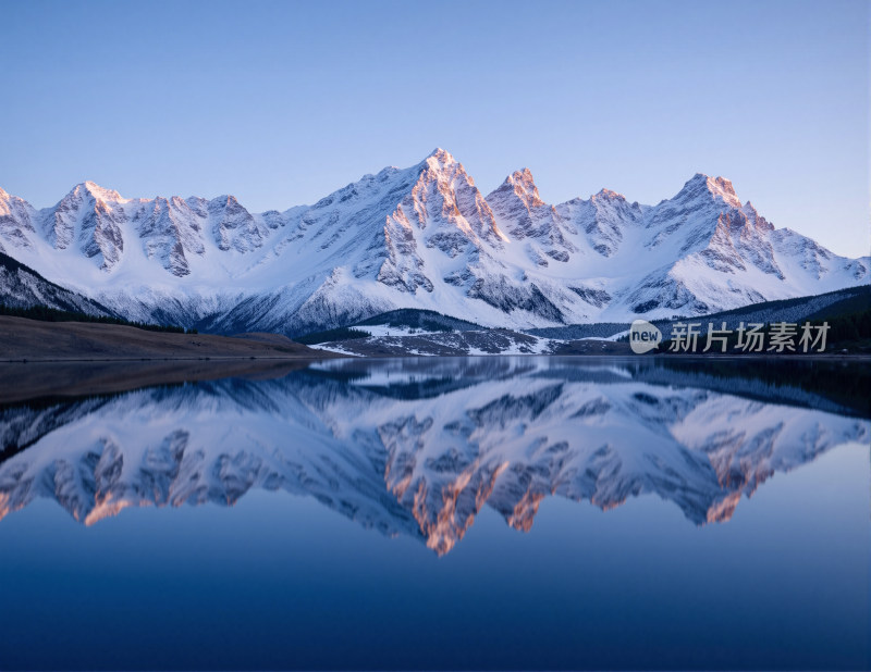 雪山湖泊倒影美景