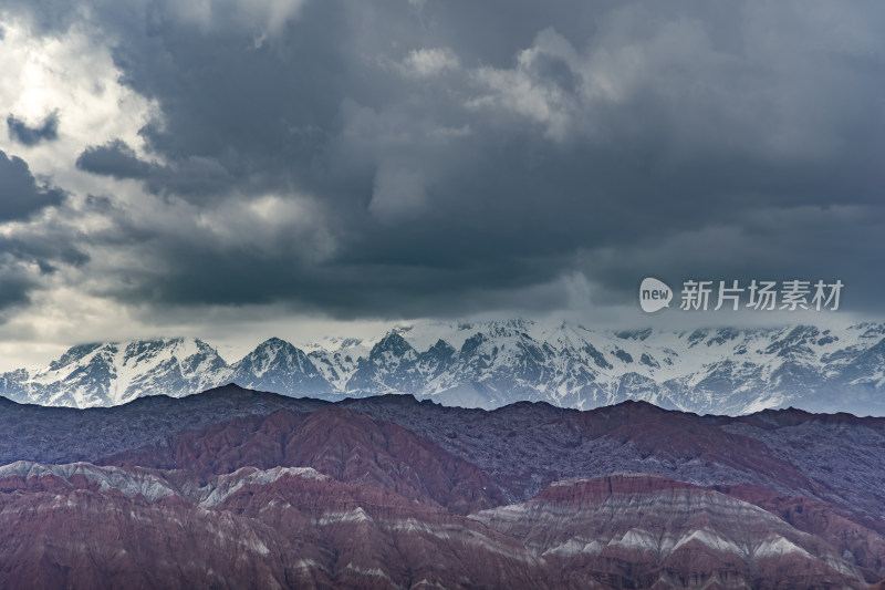 乌云下的雪山与多彩山峦风景