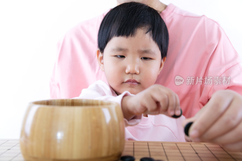 年轻妈妈教孩子下围棋