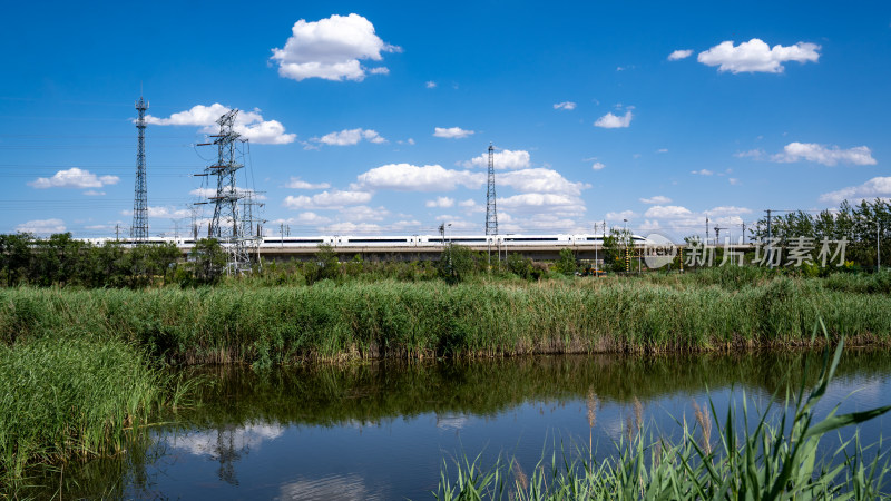 高铁行驶于水边风景中