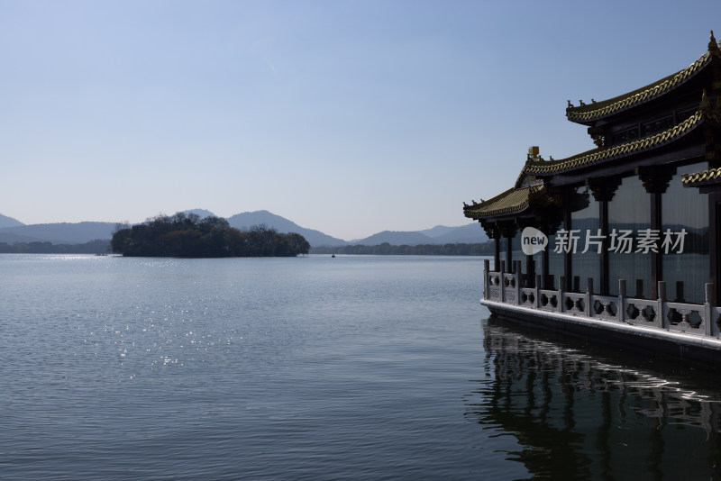 碧空映衬下的中国杭州西湖湖光山色和游船