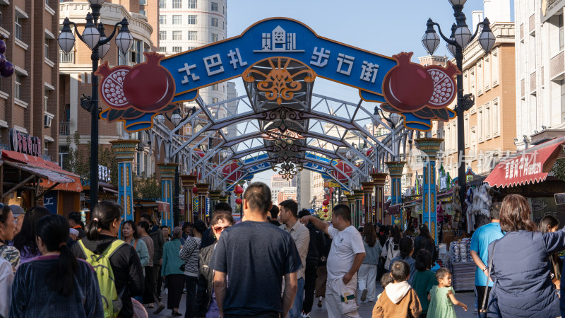 中秋节假期在中国新疆国际大巴扎游玩的游客