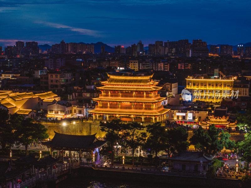 航拍夏季夜晚潮州广济楼与广济桥夜景风光