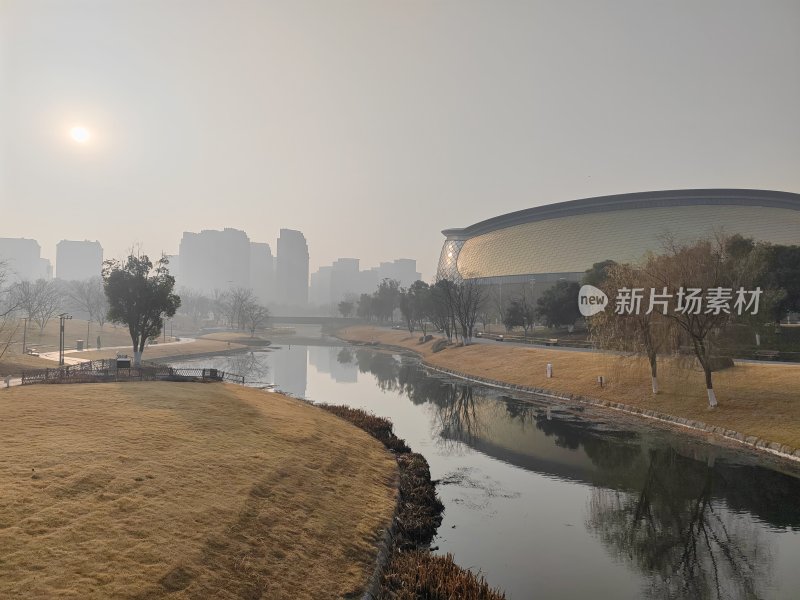 有河流与场馆的城市景观