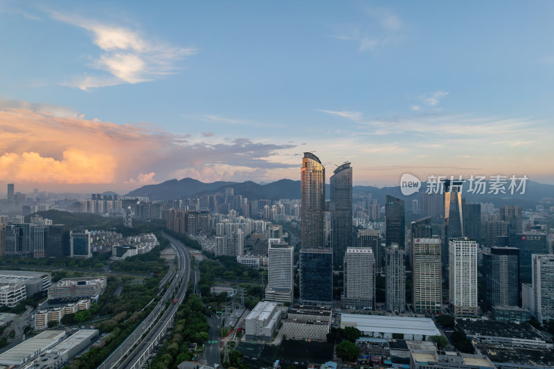 深圳福田CBD大湾区城市天际线上的薄雾