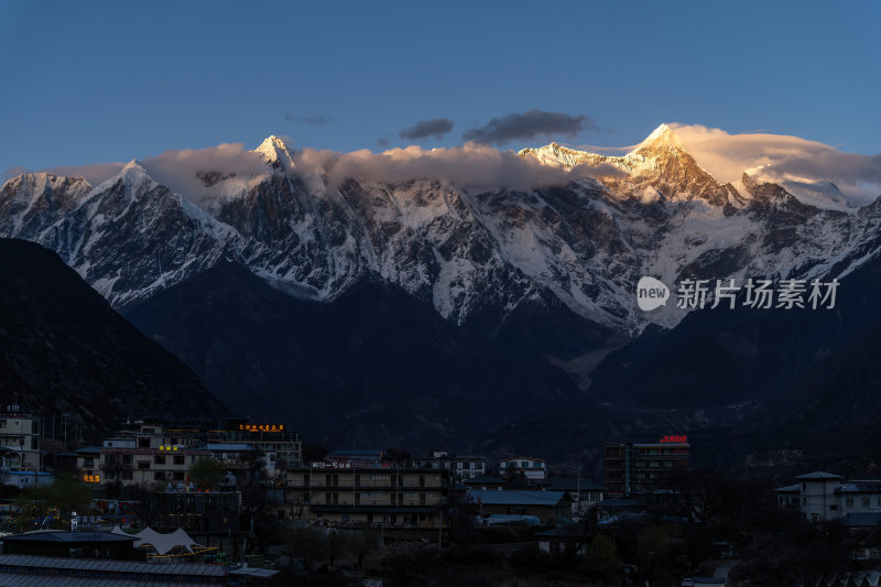 西藏林芝索松村南迦巴瓦峰雪山日落景观